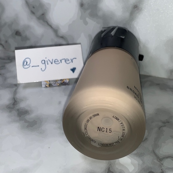 NC15 MINERALIZE MOISTURE FOUNDATION MAC Cosmetics - Picture 5 of 11